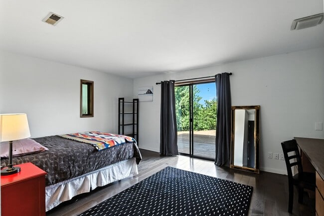 Building Photo - Stunning 1 Bed + Bonus Room/1 Bath Lower-L...