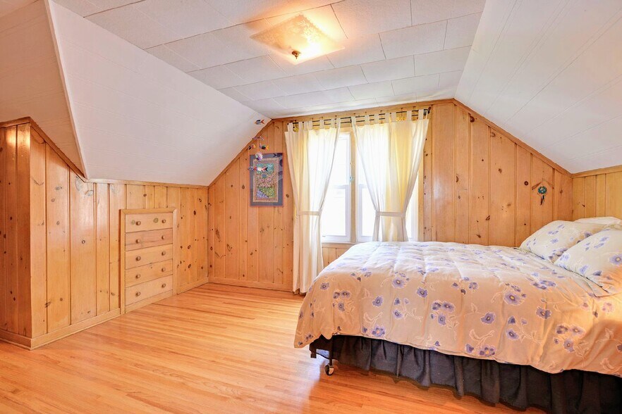 Upper floor bedroom features huge walk-in closet - 1588 Hillcrest Ave