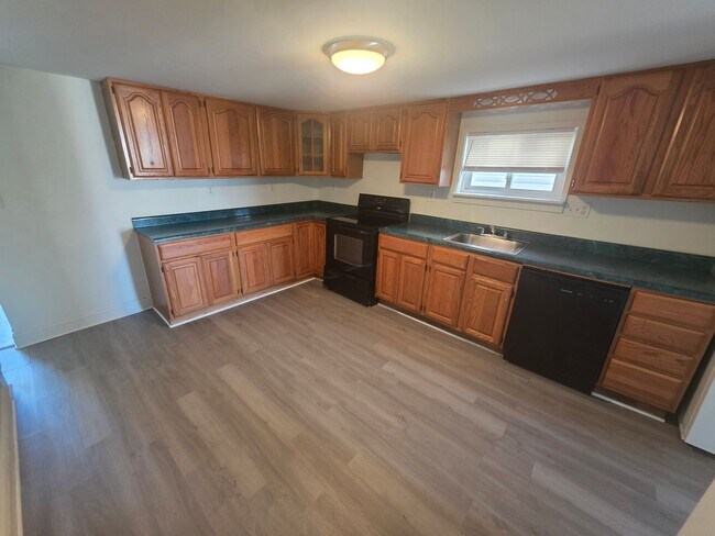 Building Photo - 47 Oakwood Ave