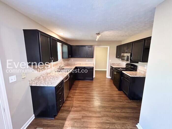 Building Photo - 608 Doral Pointe