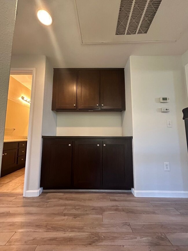 Building Photo - Move in special !!! $1000 off first month rent on approved credit with a 1 year lease.