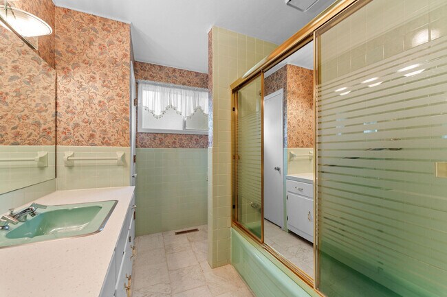 Building Photo - 471 Parkside Dr