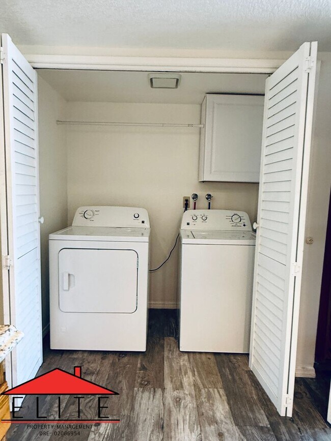 Building Photo - AVAILABLE NOW!!