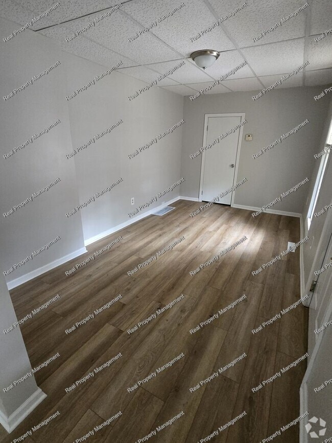 Building Photo - Updated 1 Bedroom Apartment