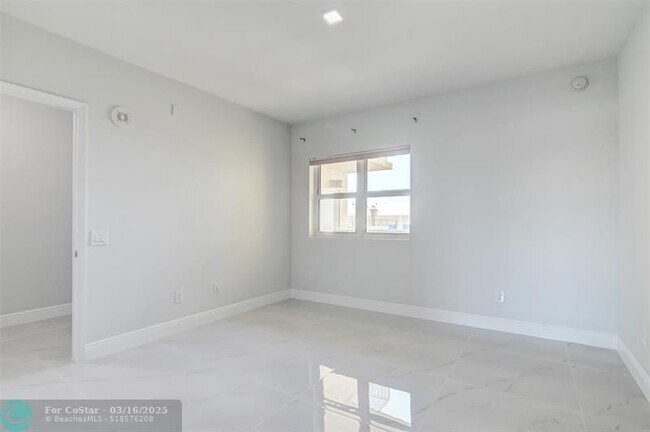 Building Photo - 2650 Lake Shore Dr