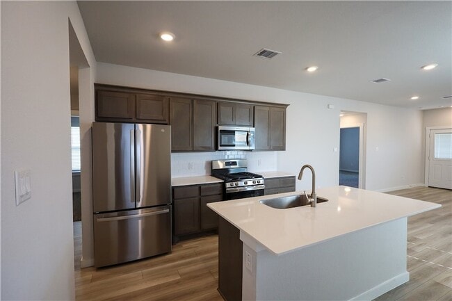 Building Photo - 910 Kickapoo Ln