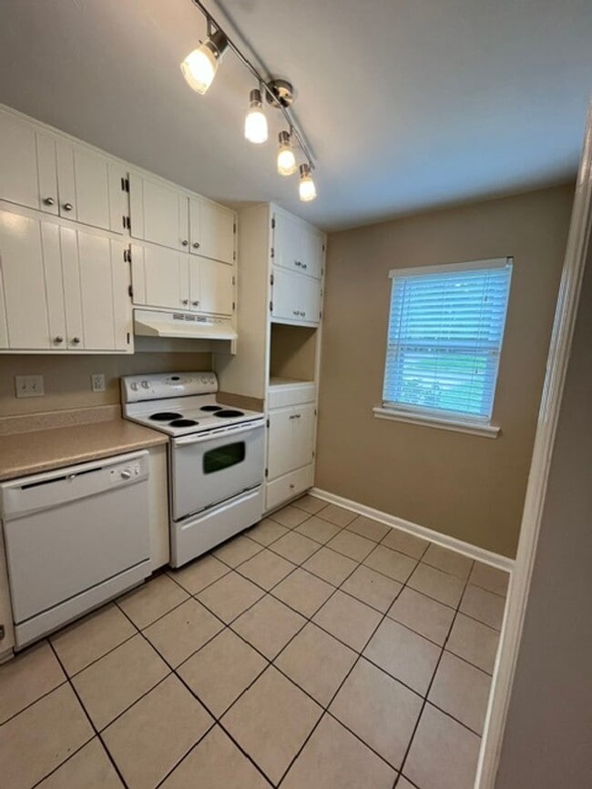 Building Photo - 1569 Jacks Dr