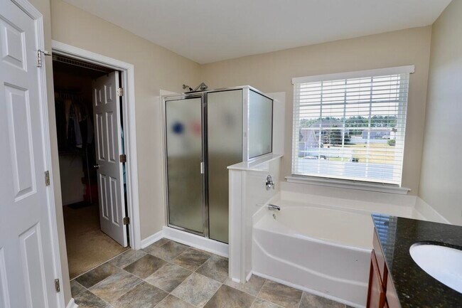 Building Photo - 3260 Matthews Dr