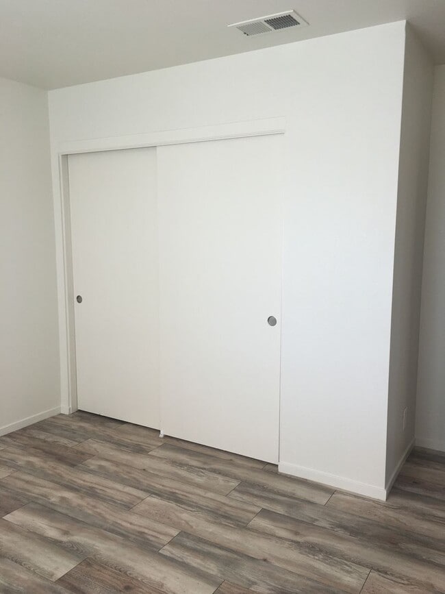 Building Photo - Three Bedroom Townhouse Style Apartment wi...