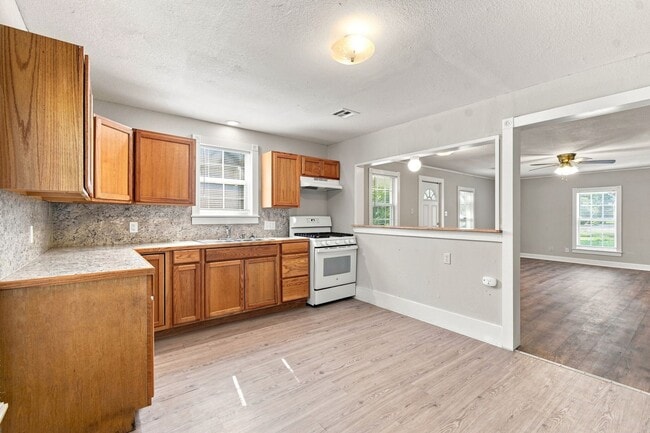 Building Photo - 707 N Gertrude Ave