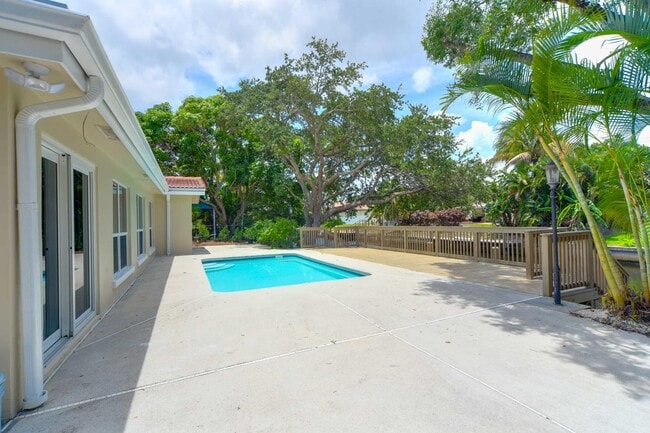 Building Photo - 709 W Royal Palm Rd