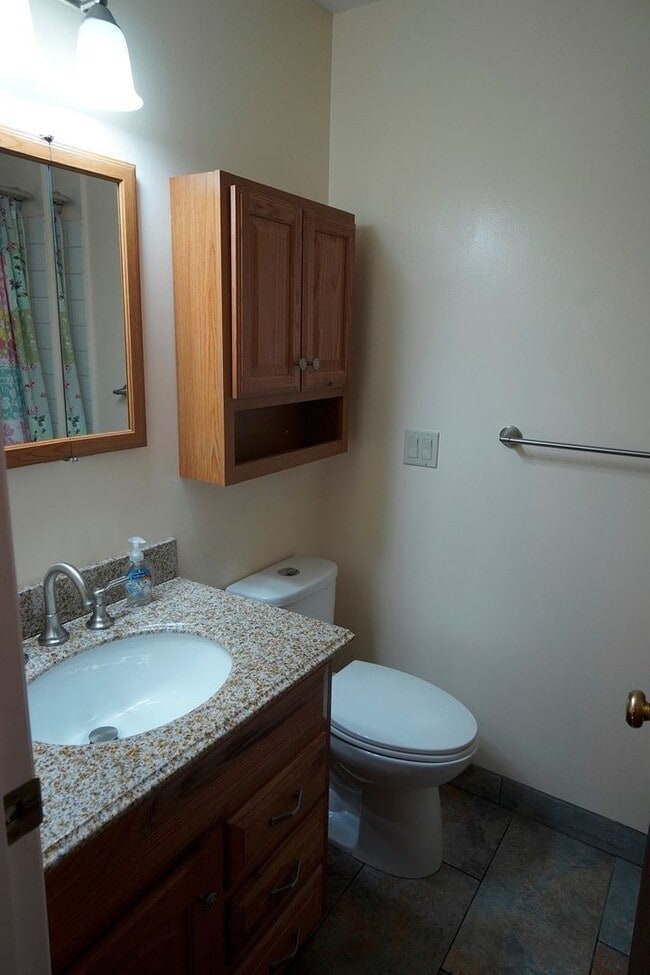 Building Photo - 2 Bed 2 Bath South Anchorage Condo!