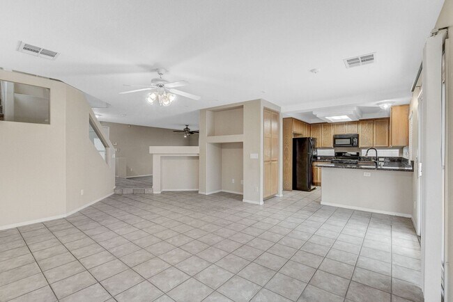 Building Photo - 2 Story 4 bedrooms 2.5 Bathrooms 2 car garage.
