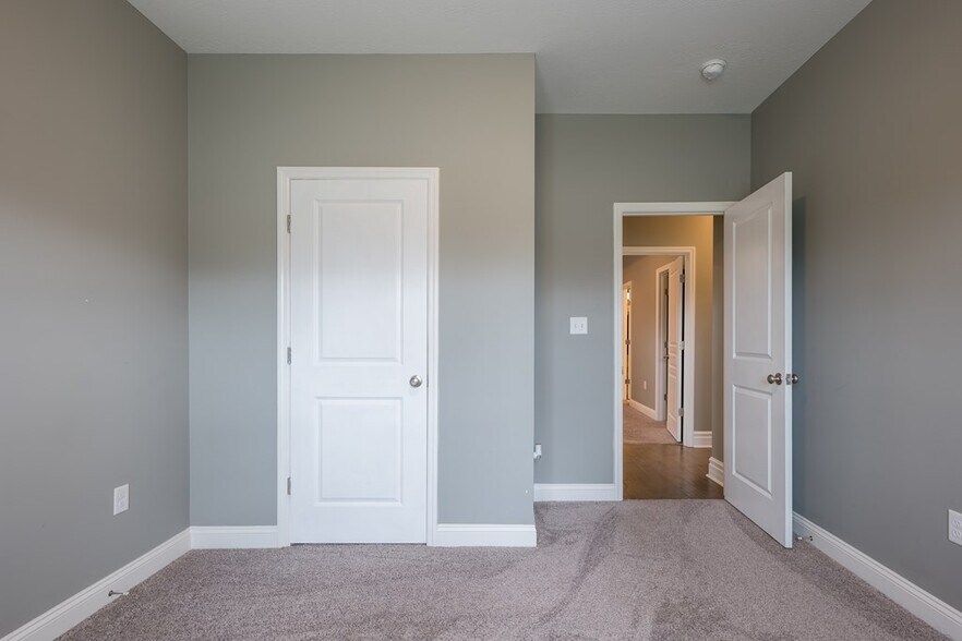 Building Photo - 4066 McKenzie Ln
