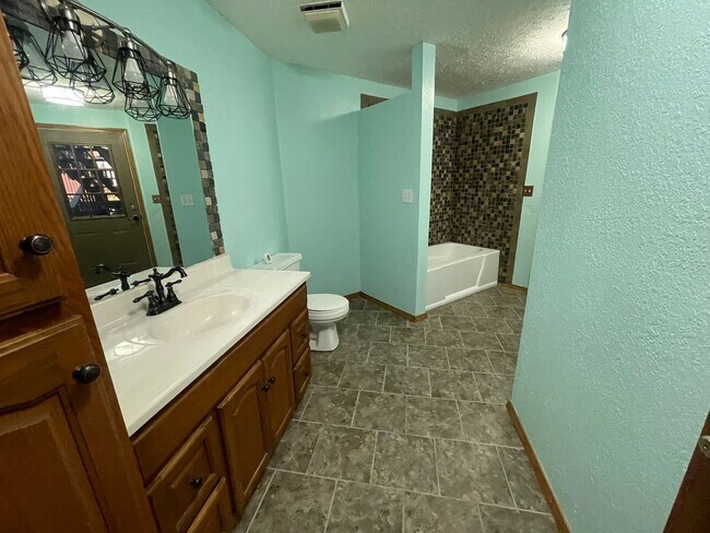 Building Photo - Beautiful 4 bedroom 4 bath 2 car garage - ...