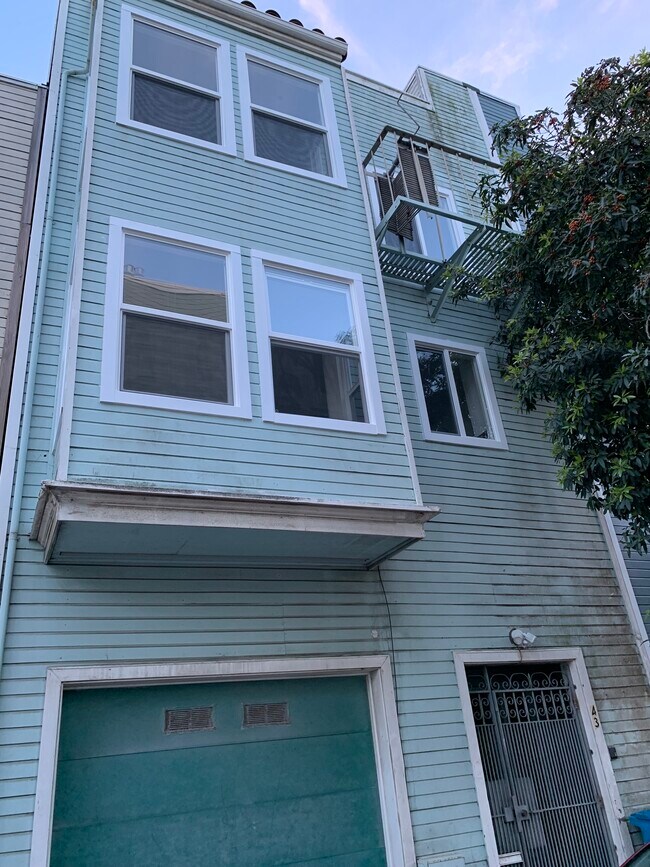 Building Photo - 43 Ervine St