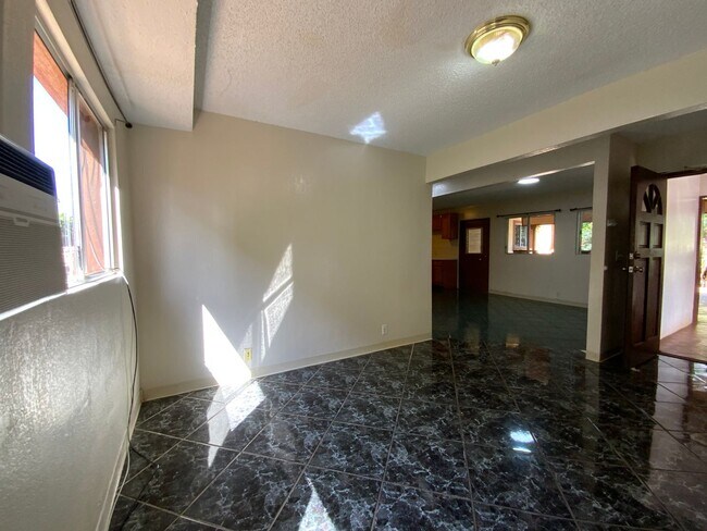 Building Photo - T1171