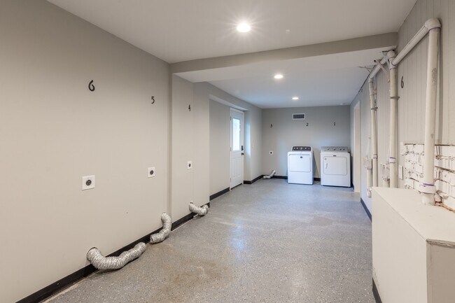 Building Photo - 400 Gallery Ln