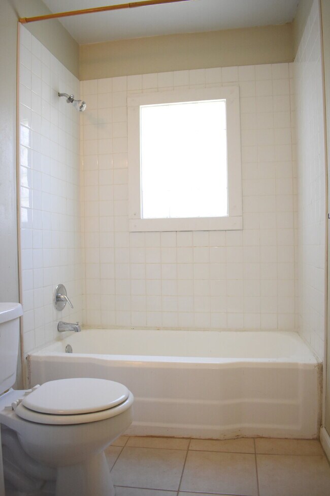 Building Photo - Cute One Bedroom Close to Campus with Lawn...
