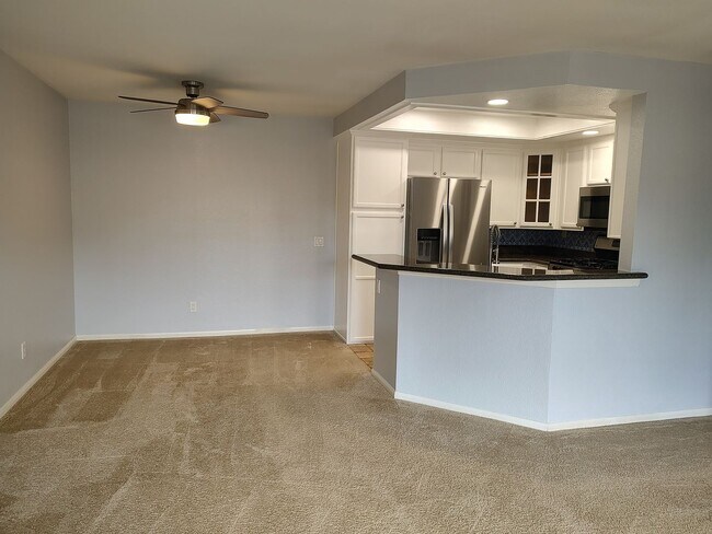 Building Photo - Beautiful 2 Bedroom Condo in Del Mar Villas