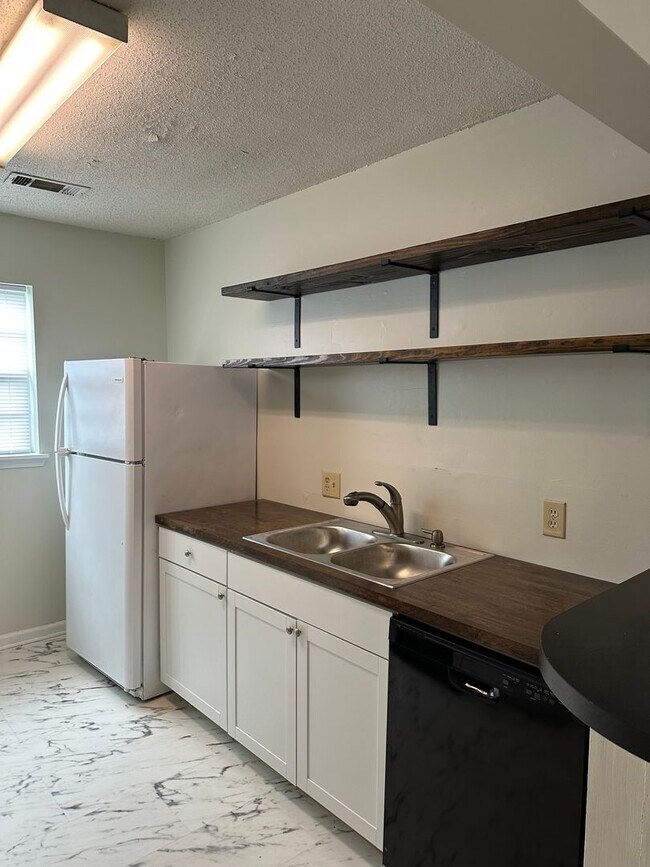 Building Photo - 2 bedroom 2 bath condo $1100.00