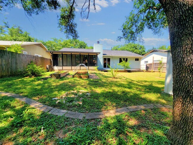 Building Photo - 3 Bed, 2 Bath Single-Level Gem with Firepl...