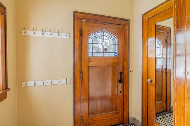 Building Photo - 54 Seminole Way