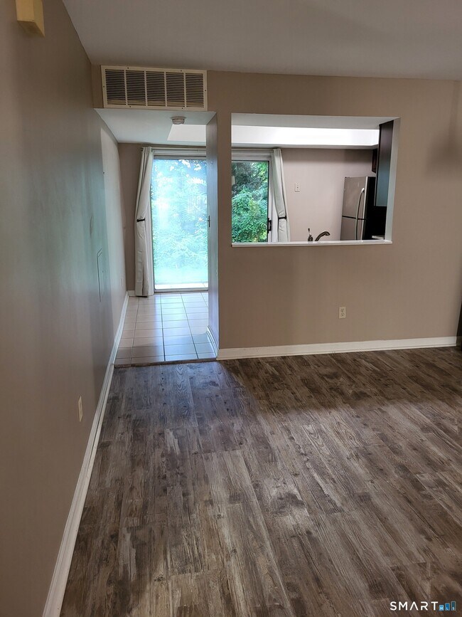 Building Photo - 4 Manorwood Dr