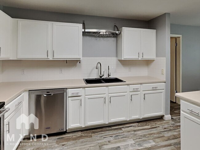 Building Photo - 904 Swallow Ridge Cove