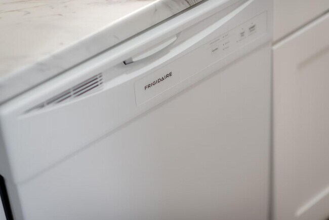 Building Photo - Everett Apartments - 119-07