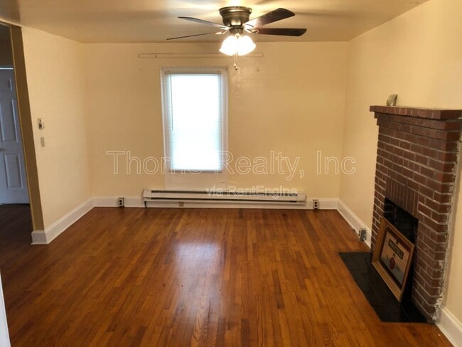 Building Photo - 517 NE Main St