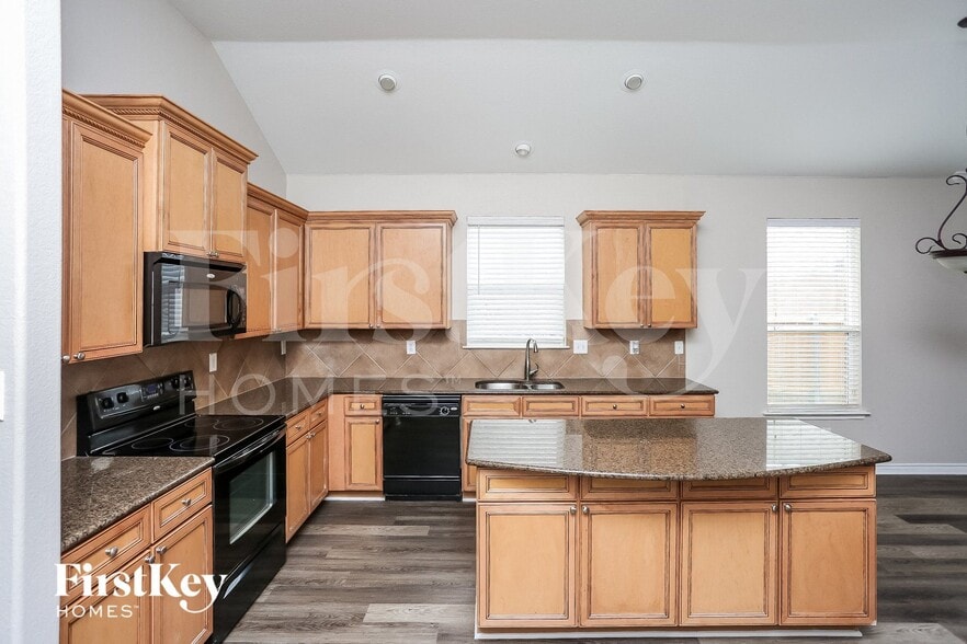 Building Photo - 905 Sheryn Dr