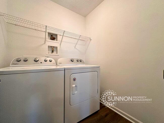 Building Photo - Charming 3 Bedroom 2.5 Bathroom in Meadow Hill