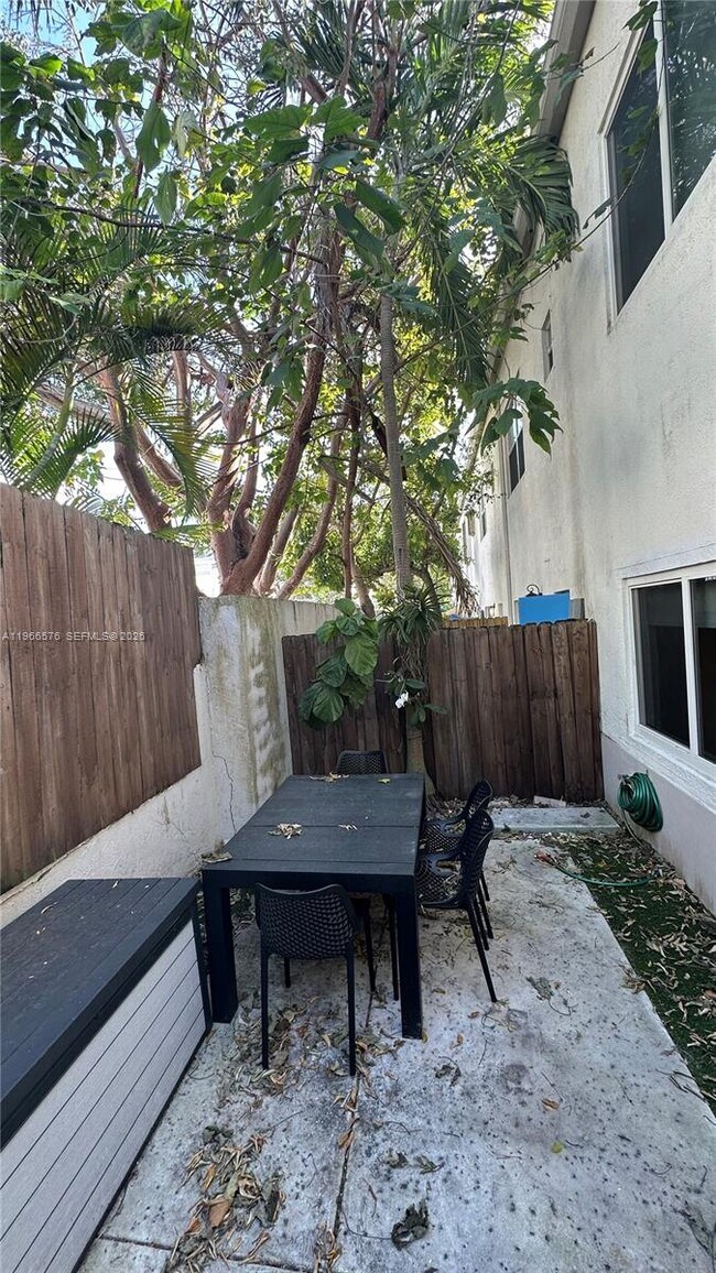 Building Photo - 3063 Center St