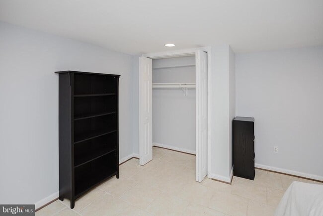 Building Photo - 2177 Chain Bridge Rd