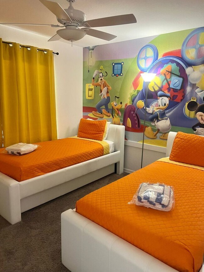 Building Photo - 4-bedroom, 3-bathroom townhouse in Kissimmee !