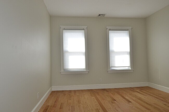 Building Photo - 68 Elm St