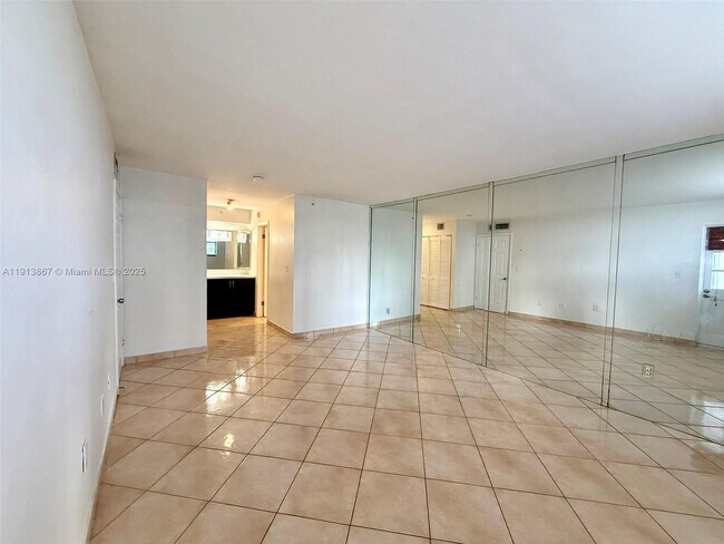 Building Photo - 555 NE 30th St