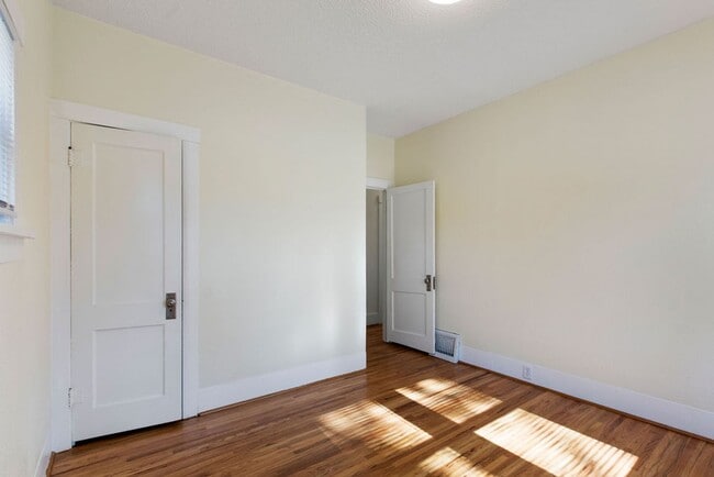 Building Photo - 2 Bedroom 1 Bath Duplex