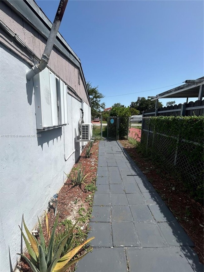 Building Photo - 1795 NE 175th St
