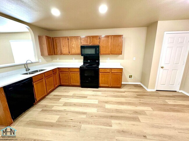 Building Photo - Big & Beautiful 5 bed/3.5 bath 2 Story hom...