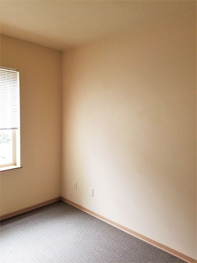 Building Photo - Spacious West Campus 4 bed,2 bath downstai...