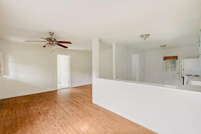 Building Photo - 505 Lbj Dr