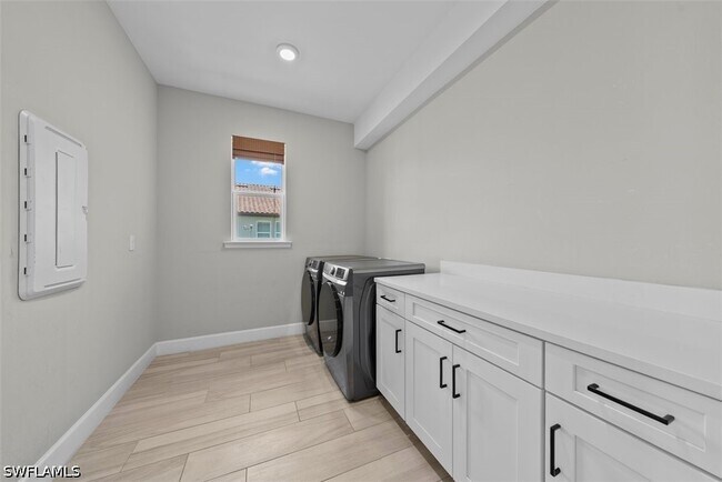 Building Photo - 2038 Grove Dr