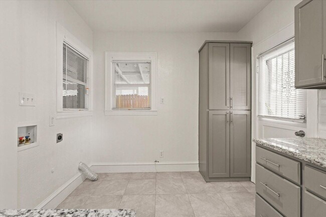 Building Photo - 927-929 S Rosemont Ave