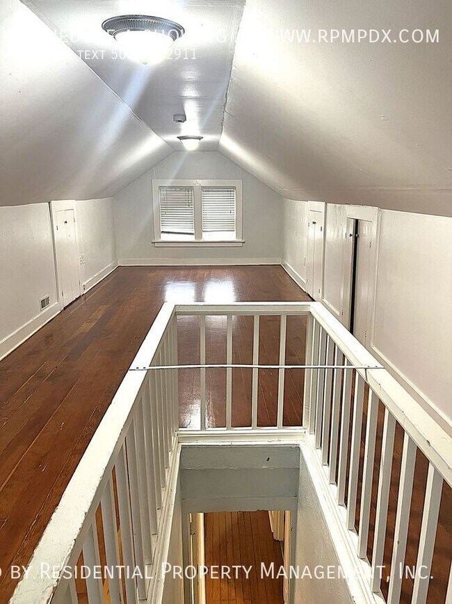 Building Photo - 214 NE Bryant St