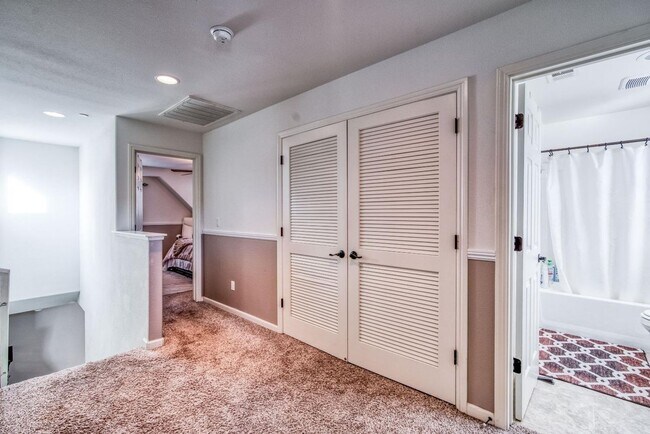 Building Photo - Beautiful 3/2.5 near Clovis East