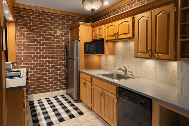 Building Photo - FULLY Furnished Plaza Condo