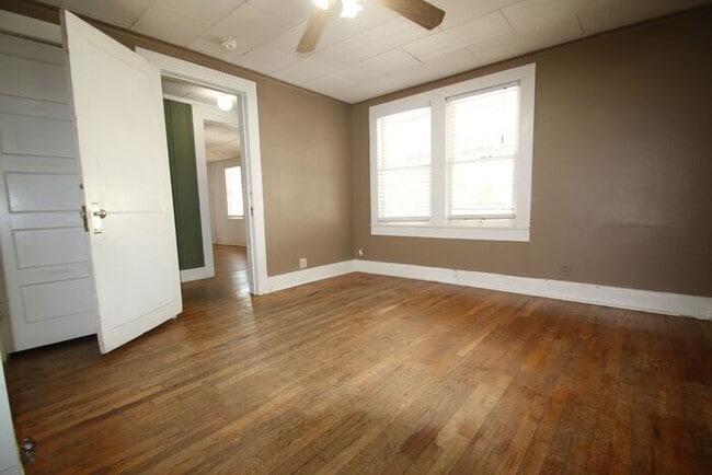Building Photo - Simply the BEST! Adorable 1 Bedroom/1 Bath...