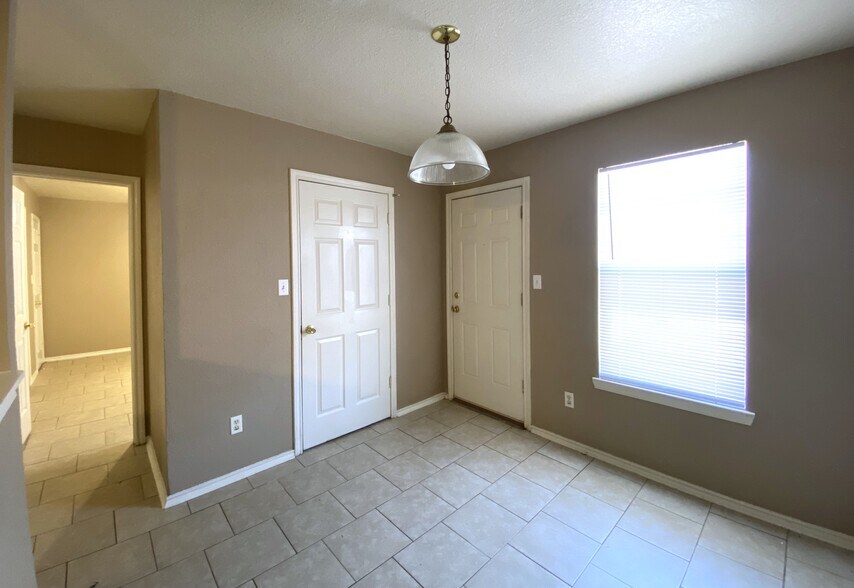 Building Photo - 2801 Cantabrian Dr